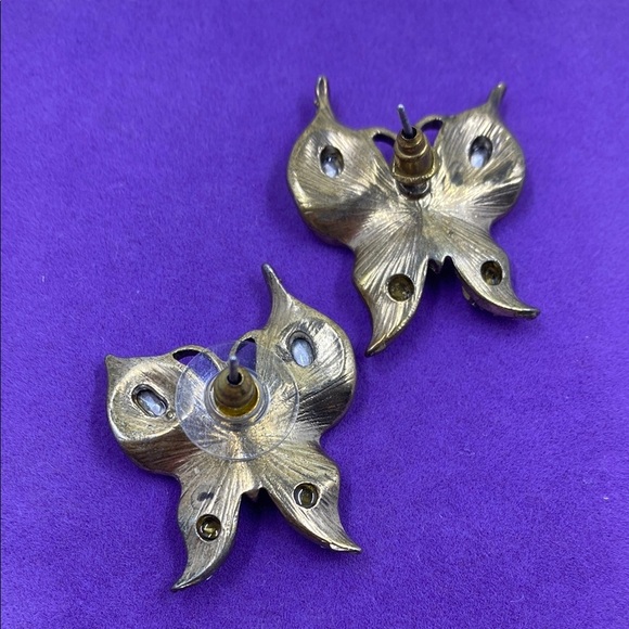 💛 Elegant Gold Tone Butterfly Earrings - Picture 3 of 6